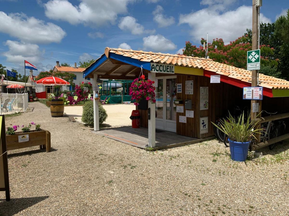 Camping La Chesnays Hotel วองเดส์ มองตาลิเวต์ ภายนอก รูปภาพ