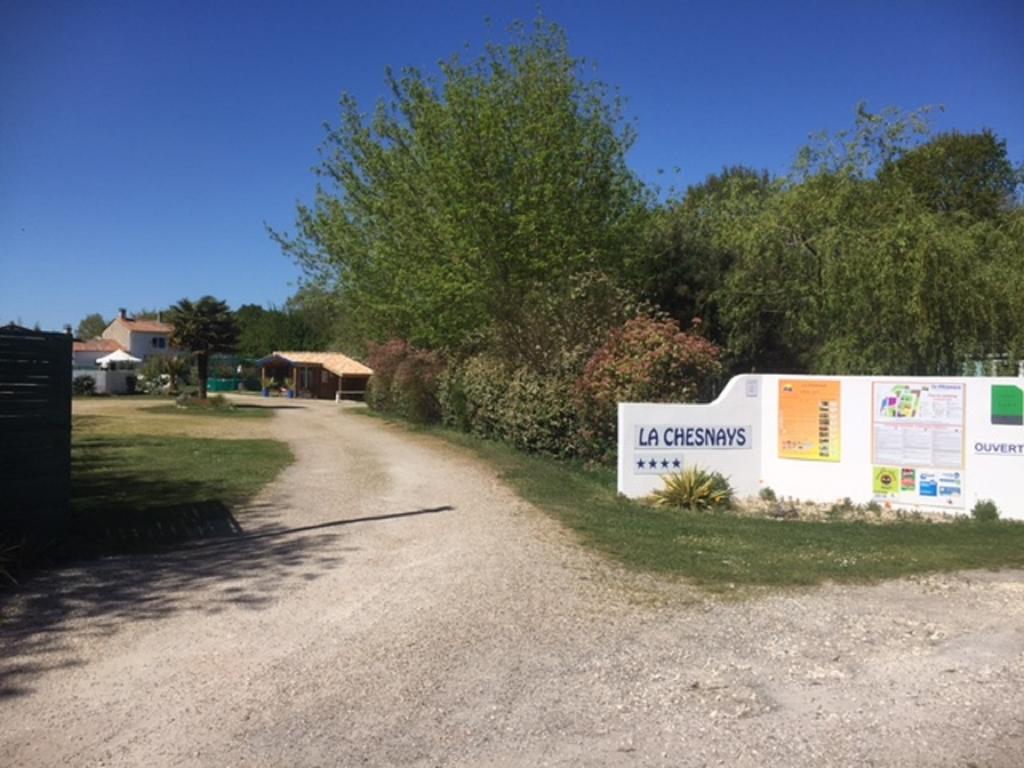Camping La Chesnays Hotel วองเดส์ มองตาลิเวต์ ภายนอก รูปภาพ
