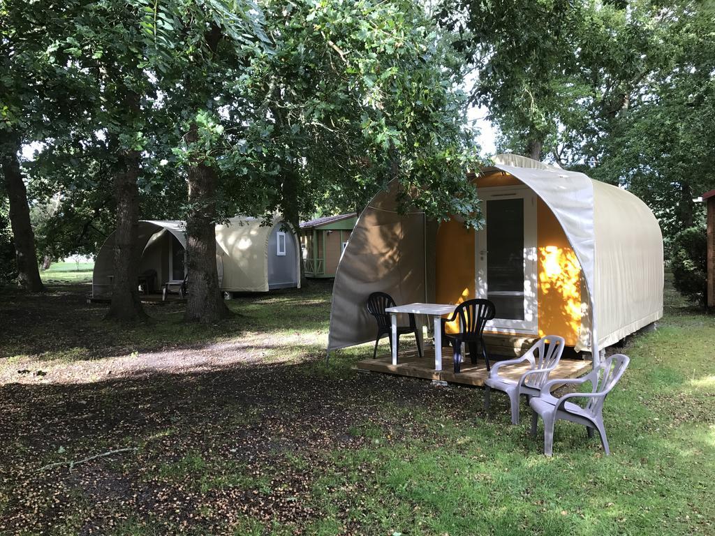 Camping La Chesnays Hotel วองเดส์ มองตาลิเวต์ ภายนอก รูปภาพ
