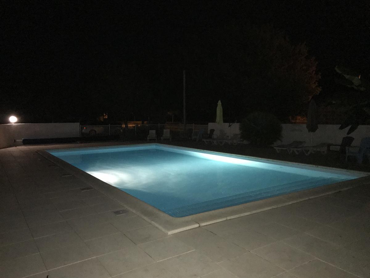 Camping La Chesnays Hotel วองเดส์ มองตาลิเวต์ ภายนอก รูปภาพ